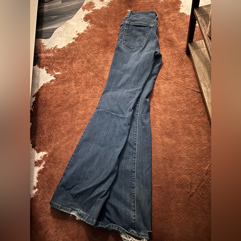 Levi’s women’s size 26 flare jeans!! stretchy - Picture 7 of 7